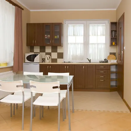 Privatunterkunft Family Homes - *