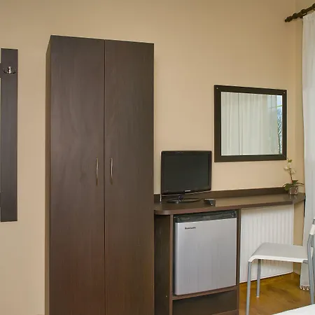 Проживание в семье Family Homes -