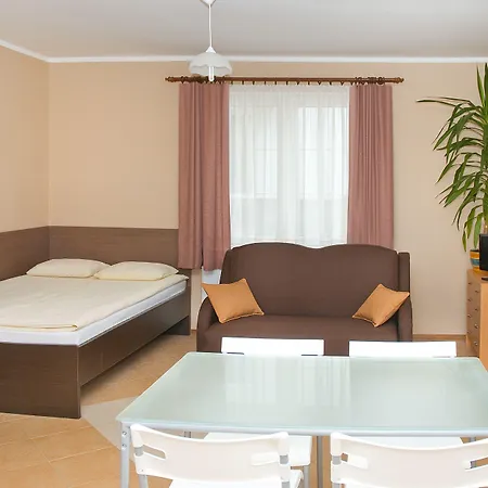 Privatunterkunft Family Homes - *