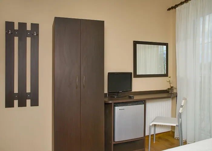 Проживание в семье Family Homes -